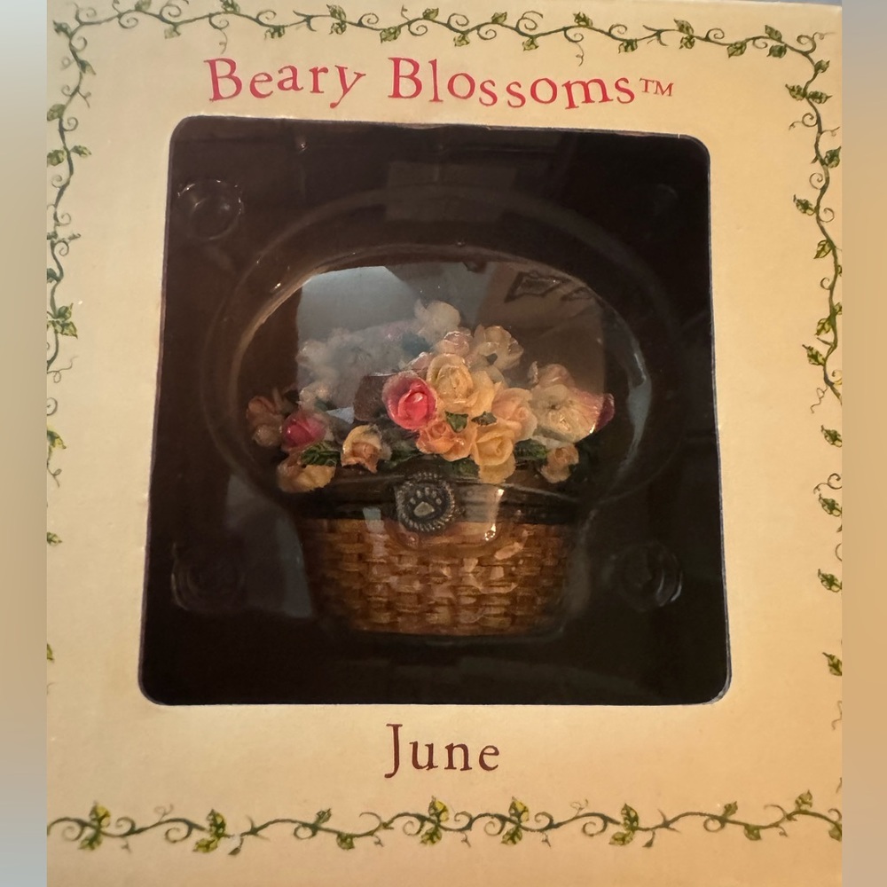 The Boyds Bears Beary Blossoms June Bloom figurine